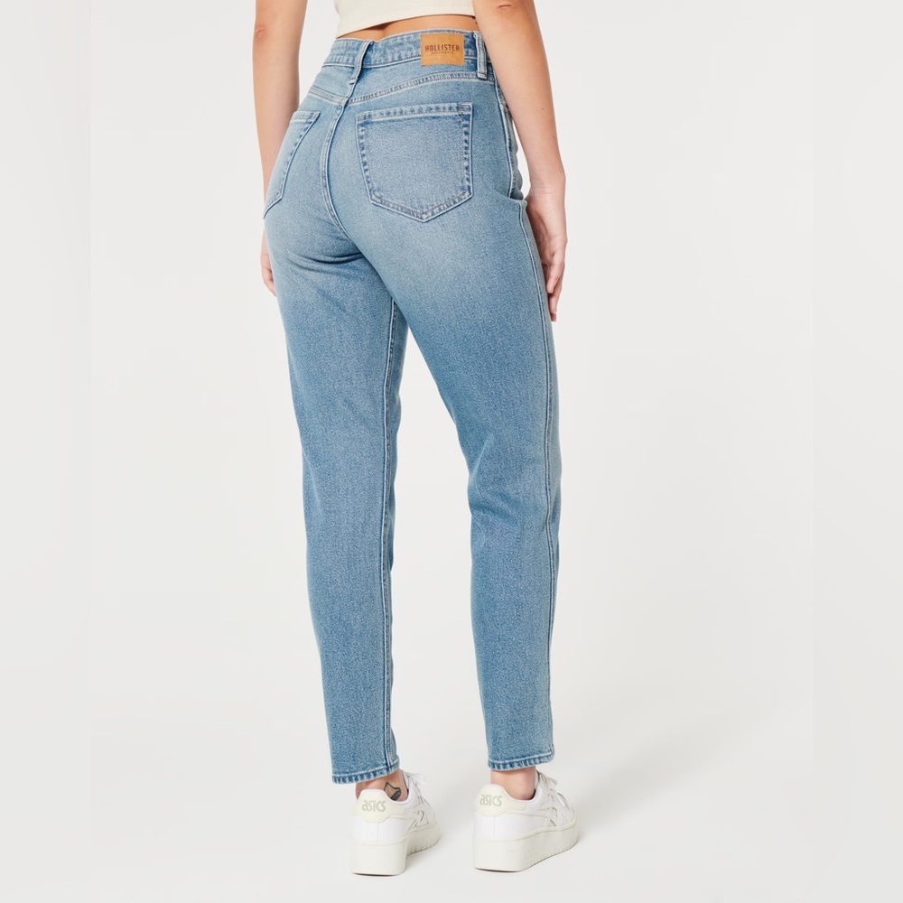 Hollister, Mom Jean ultra high-rise Skinny jeans raw hem Light Blue Denim Jeans